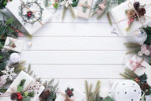 allegro Natale e contento nuovo anno decorazione per celebrazione su bianca legna sfondo con copia spazio foto