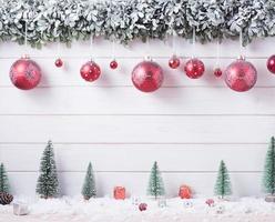 palle palline neve di allegro Natale e contento nuovo anno decorazione per celebrazione su bianca legna sfondo con copia spazio foto