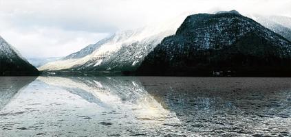 panorama di Hallstatt lago all'aperto con neve montagne con riflessione nel il acqua nel Austria nel austriaco Alpi foto