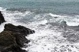 Surf su roccia costa di atlantico oceano nel Islanda foto