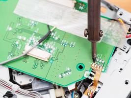 elettrico circuito tavola riparazione con saldatura ferro foto