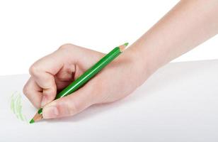 mano vernici di verde matita su foglio di carta foto