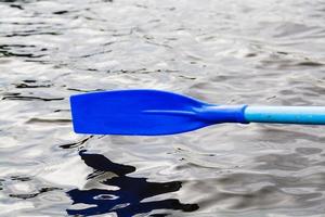 pagaia lama al di sopra di il acqua durante canottaggio barca foto