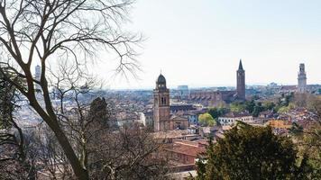 Visualizza di Verona città con urbano torri nel primavera foto