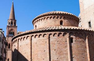 rotonda di san Lorenzo e Torre campanaria di basilica foto