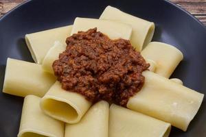 italiano pasta paccheri con chianina ragù. avvicinamento. foto