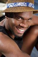 bel giovane uomo di colore sorridente con il cappello