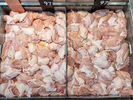 pollo carne a partire dal refrigerato sezione a supermercato. foto