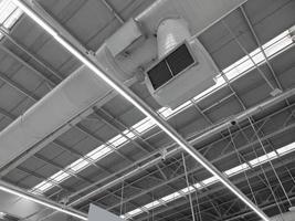 ventilazione raffreddamento tubo sistemi sotto il soffitto nel un industriale costruzione. foto