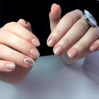 francese manicure su il chiodo. francese manicure design. manicure gel chiodo polacco foto