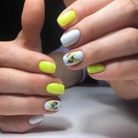 giallo manicure su il chiodo. giallo chiodo design su il dita. foto