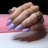 blu femmina manicure su Chiodi vicino su foto