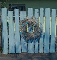 fatto a mano Fai da te casa interno decorazione ghirlanda con colorato Pasqua uova al di sopra di blu sfondo. piatto posizione, superiore Visualizza creatività mestiere concetto foto