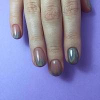 manicure di diverso colori su chiodo. femmina manicure su il mano su blu sfondo foto