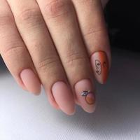 femmina mani con elegante rosa manicure su bianca sfondo foto