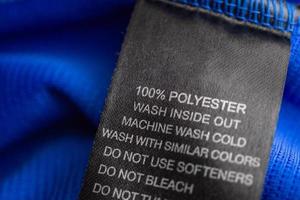 nero lavanderia cura lavaggio Istruzioni Abiti etichetta su blu maglia poliestere sport camicia foto