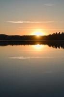 tramonto con riflessione su un' svedese lago nel piccolo e. romantico sera umore foto