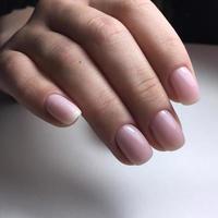 elegante di moda femmina rosa manicure.mani di un' donna con rosa manicure su Chiodi foto