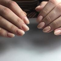 elegante di moda femmina rosa manicure.mani di un' donna con rosa manicure su Chiodi foto