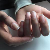 francese manicure su il chiodo. francese manicure design. manicure gel chiodo polacco foto