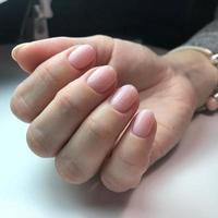 elegante di moda femmina rosa manicure.mani di un' donna con rosa manicure su Chiodi foto