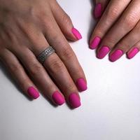 elegante di moda femmina rosa manicure.mani di un' donna con rosa manicure su Chiodi foto