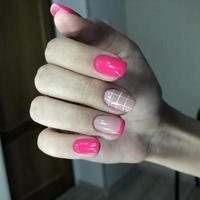 elegante di moda femmina rosa manicure.mani di un' donna con rosa manicure su Chiodi foto