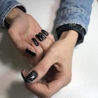 elegante di moda nero femmina manicure.mani di un' donna con nero manicure su Chiodi foto