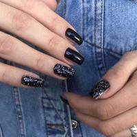 elegante di moda nero femmina manicure.mani di un' donna con nero manicure su Chiodi foto