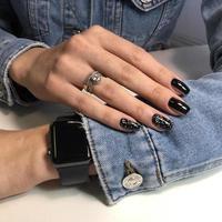 elegante di moda nero femmina manicure.mani di un' donna con nero manicure su Chiodi foto