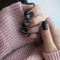 elegante di moda nero femmina manicure.mani di un' donna con nero manicure su Chiodi foto