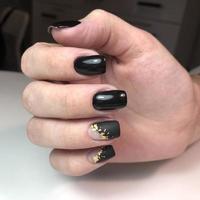 elegante di moda nero femmina manicure.mani di un' donna con nero manicure su Chiodi foto