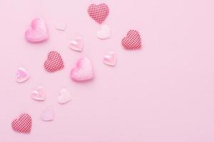 rosa cuore su carta sfondo con copia spazio per amore nozze o san valentino giorno foto