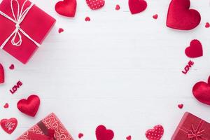 regalo scatola e rosso cuore su bianca legna sfondo con copia spazio per amore nozze o san valentino giorno foto