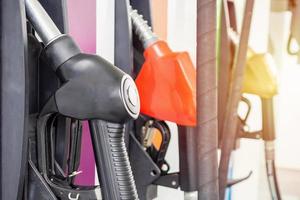 benzina Riempimento ugelli a gas stazione pompa foto