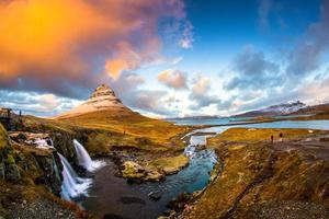 Kirkjufell, Chiesa montagna nel islandese, un' 463 m alto montagna su il nord costa di dell'islanda Snaefellsnes penisola, vicino il cittadina di grundarfjörður, Islanda foto