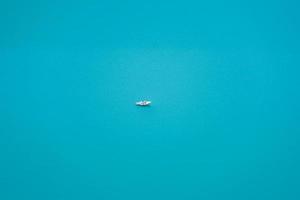 foto aerea della barca in acqua