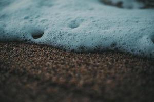 bolle bianche sulla spiaggia foto