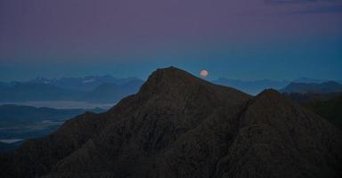 montagna sotto il cielo blu foto