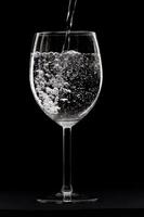 bicchiere di vino trasparente con acqua foto