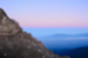 sfocato paesaggio blu cielo con nuvole, bellissimo fantasia pastello colorato paesaggio sfondo, pendenza cielo, Alba con montagne nel lontano foto