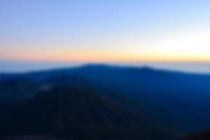 sfocato paesaggio blu cielo con nuvole, bellissimo fantasia pastello colorato paesaggio sfondo, pendenza cielo, Alba con montagne nel lontano foto