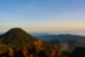 sfocato paesaggio blu cielo con nuvole, bellissimo fantasia pastello colorato paesaggio sfondo, pendenza cielo, Alba con montagne nel lontano foto