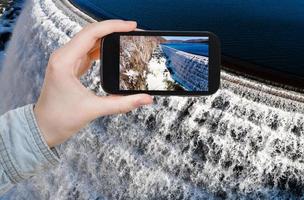 turista fotografie di fiume cascata su diga