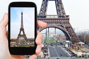 turista assunzione foto di eiffel Torre nel Parigi