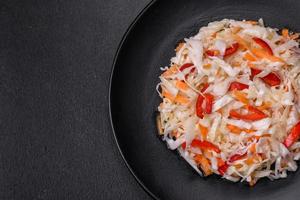 un' delizioso fresco vegetariano insalata di bianca cavolo, carota e paprica foto