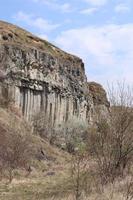 il famoso basalto rocce quello può essere trovato nel rachi villaggio fotografato a partire dal un' diverso angolo foto