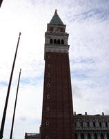 vario fotografie di il grande Torre quello è collocato Il prossimo per il Chiesa di Santa maria formosa