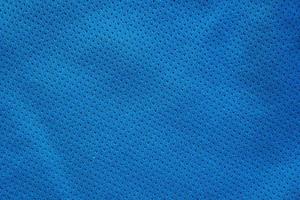 maglia da calcio in tessuto blu per abbigliamento sportivo con sfondo a trama in rete d'aria foto