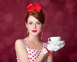 belle donne rosse con una tazza di tè. foto